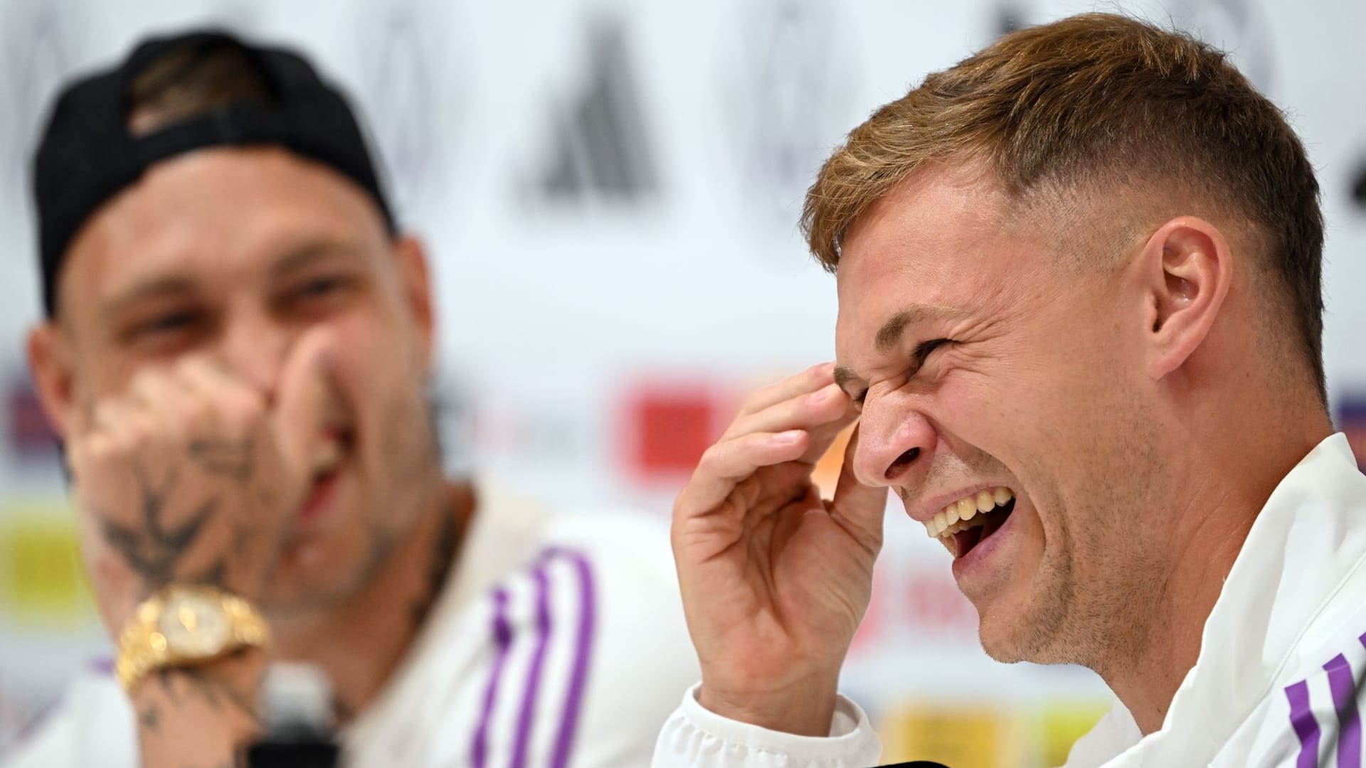 David Raum (l.) und Deutschlands Joshua Kimmich: Die beiden Nationalspieler beantworteten am Montag Fragen bei der DFB-Pressekonferenz.