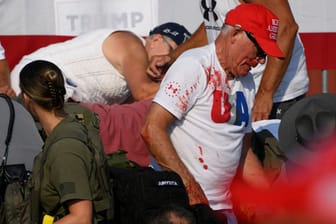 Zuschauer der Wahlveranstaltung von Donald Trump nach dem Attentat auf den Ex-Präsidenten.