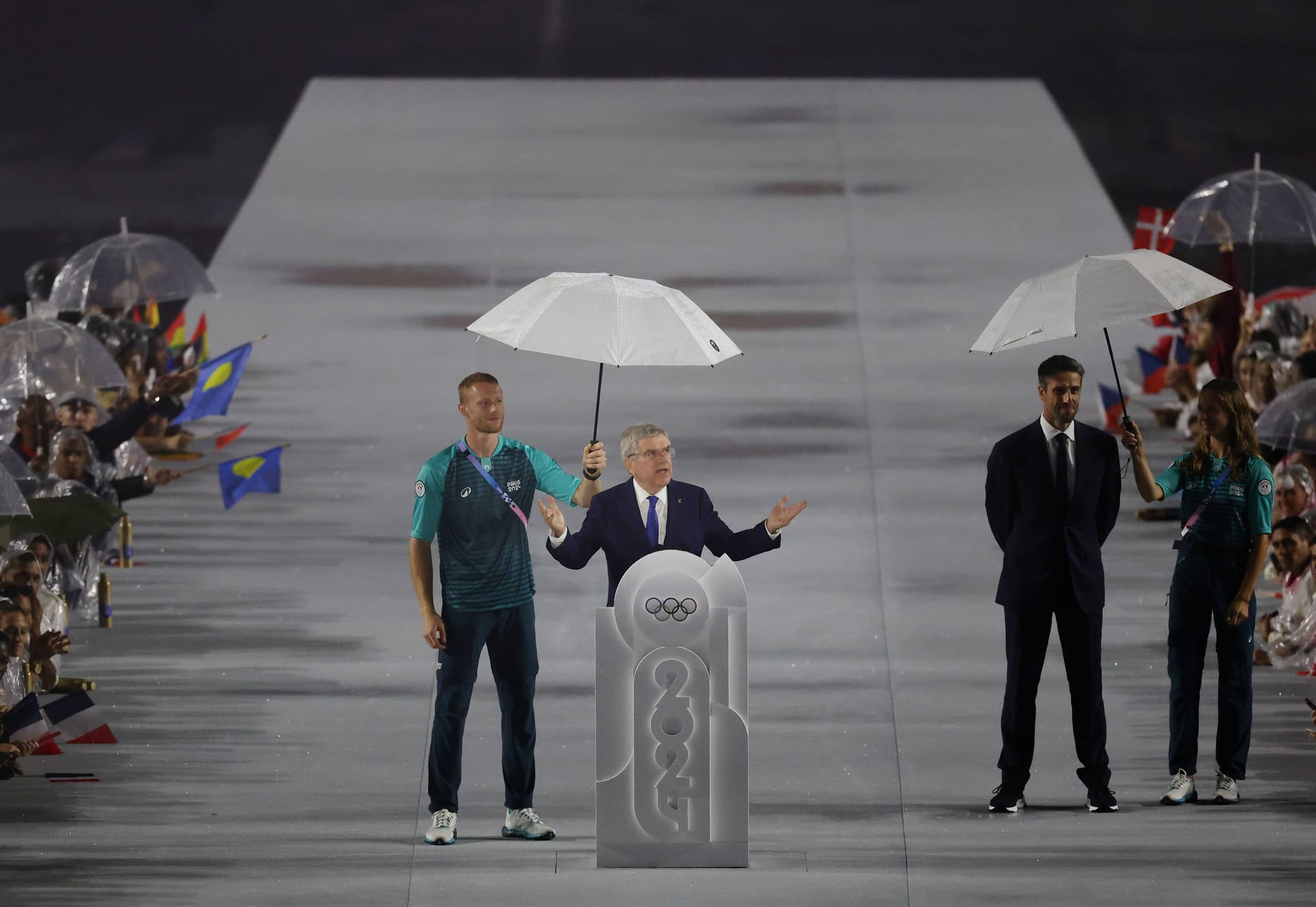 IOC-Präsident Thomas Bach begrüßt zu den Olympischen Spielen und bedankt sich bei den französischen Gastgebern. Im Anschluss eröffnet Emmanuel Macron (nicht im Bild) den Wettbewerb.