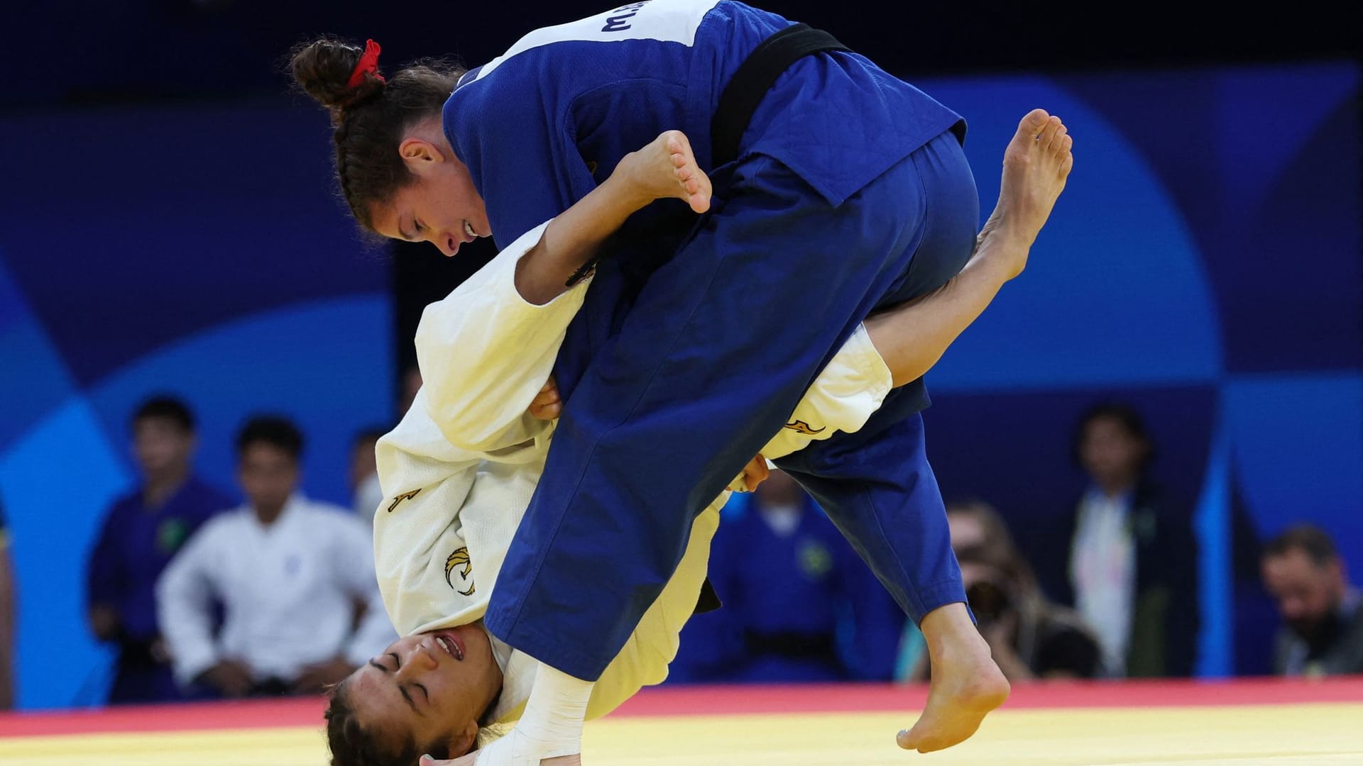 Mascha Ballhaus (blau): Die Judoka hat keine Chance mehr auf die Goldmedaille.