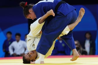 Mascha Ballhaus (blau): Die Judoka hat keine Chance mehr auf die Goldmedaille.