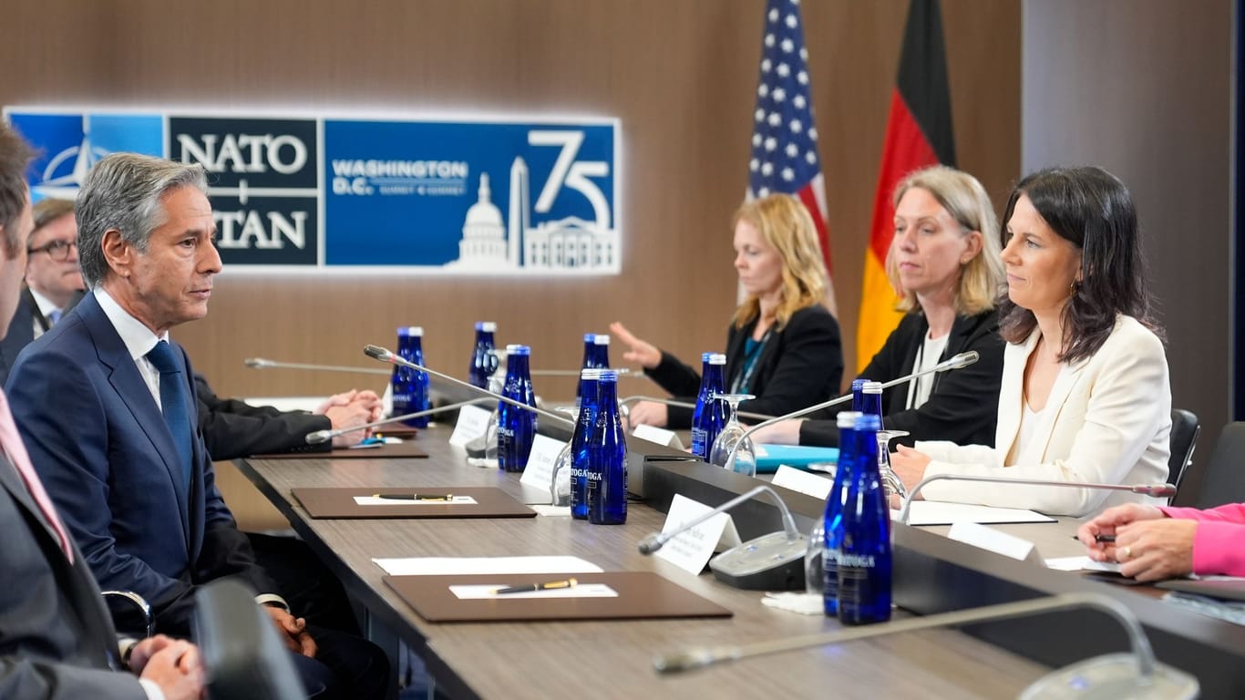 Baerbock trifft beim Nato-Gipfel in Washington US-Außenminister Antony Blinken.