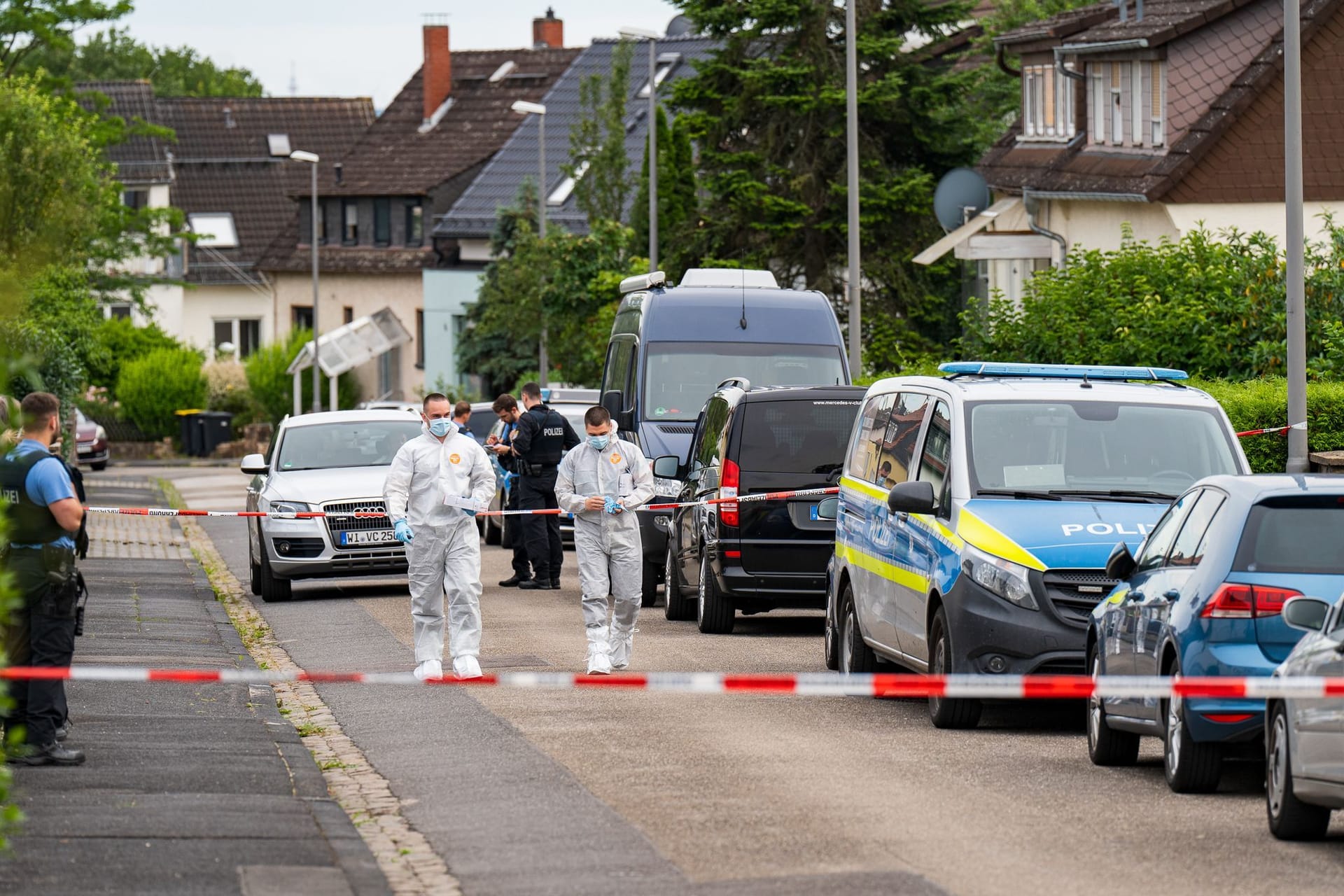 Polizei und Spurensicherung sind vor einem Haus in Wiesbaden-Kohlheck im Einsatz.