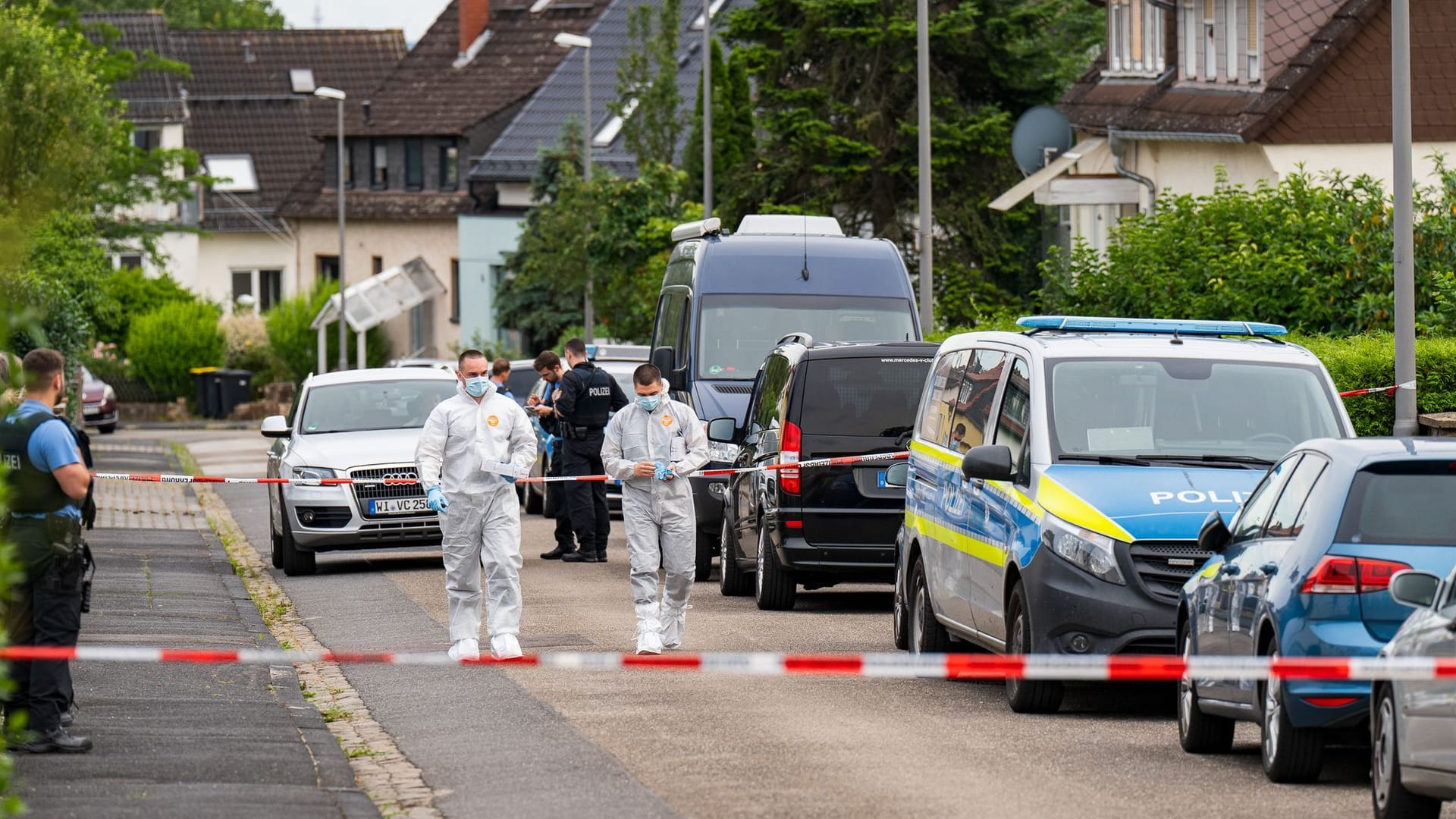 Polizei und Spurensicherung sind vor einem Haus in Wiesbaden-Kohlheck im Einsatz.