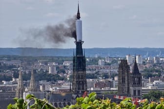 Feuer im Turm der Kathedrale von Rouen