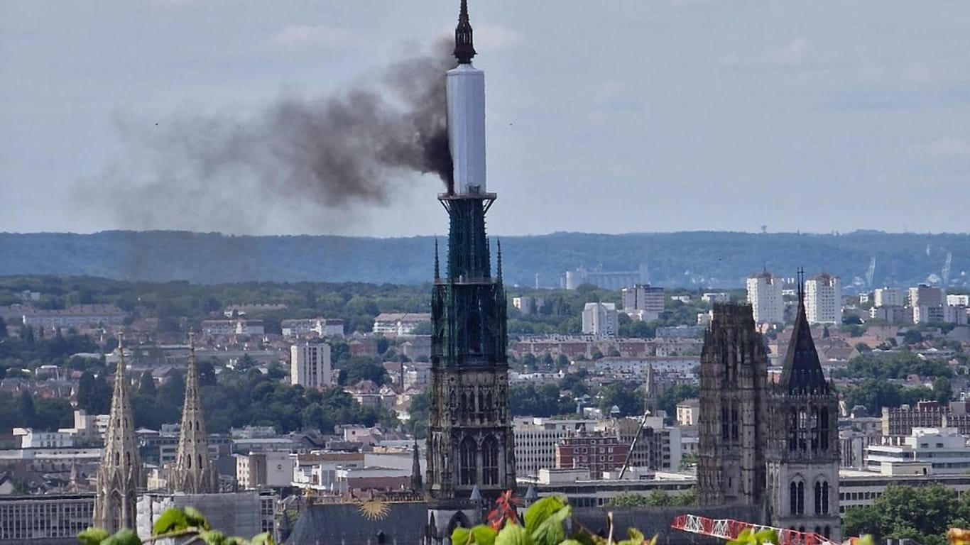 Feuer im Turm der Kathedrale von Rouen