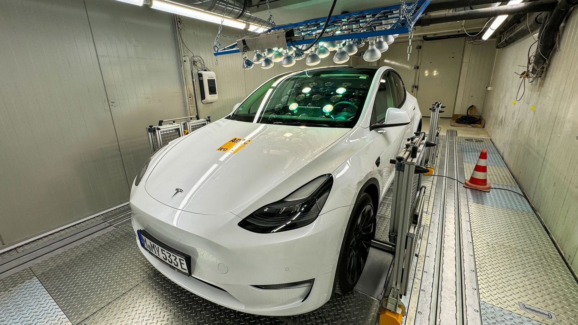 Ein Tesla Model Y im Fahrzeugversuchs im ADAC Technikzentrum