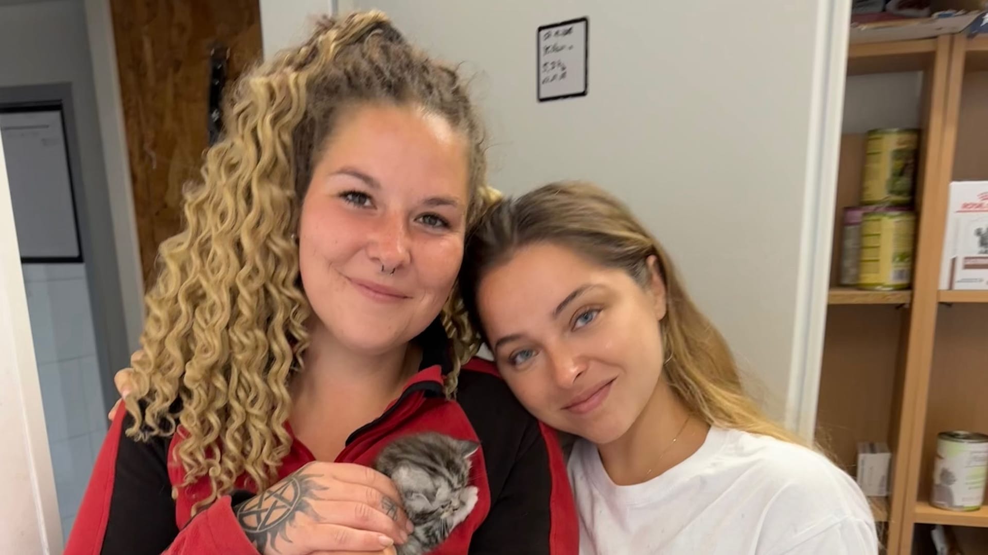 Francesca Rivolta (r.) und Tierpflegerin Jamie vom Tierheim Tornow: Die "Balu"-Mitgründerin besucht regelmäßig Tierheime, mit denen das Start-up kooperiert.