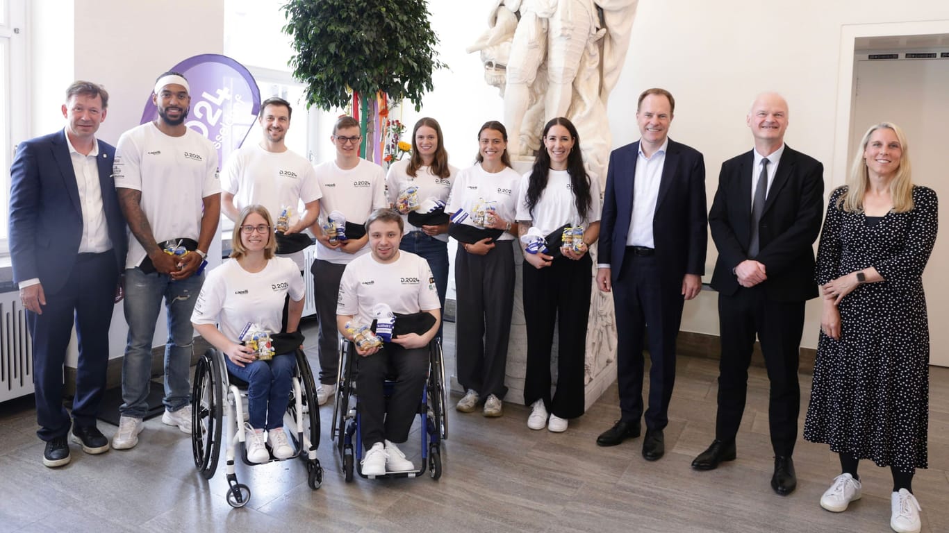 Oberbürgermeister Stephan Keller (3.v.r.) verabschiedete das Team Düsseldorf Anfang Juli in Richtung Paris.