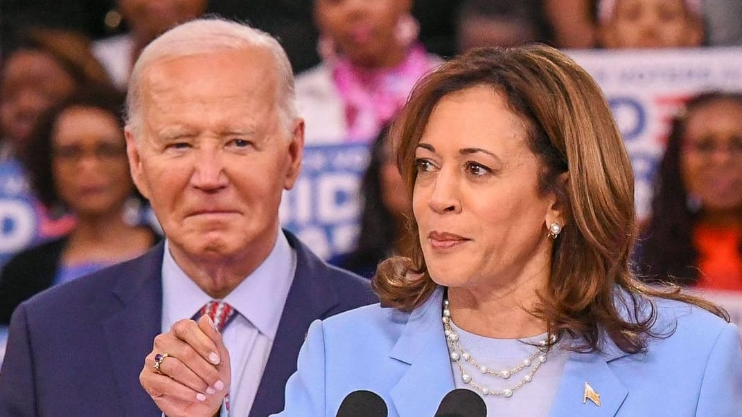 Joe Biden und Kamala Harris: Eine aktuelle Umfrage räumen der Vizepräsidentin gute Chancen gegen Trump ein.