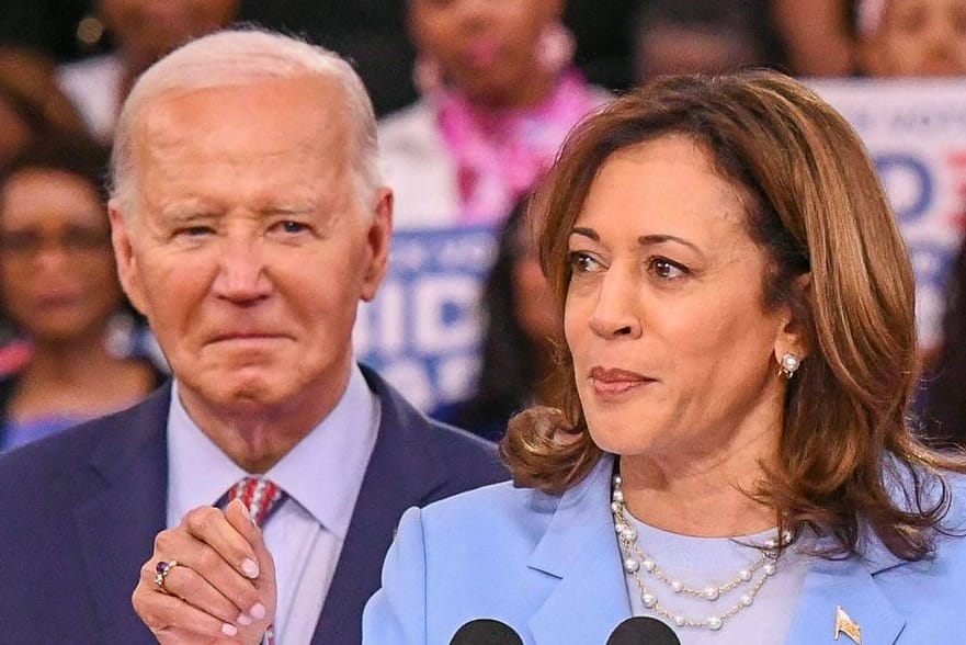 Joe Biden und Kamala Harris: Eine aktuelle Umfrage räumen der Vizepräsidentin gute Chancen gegen Trump ein.