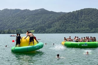 Badende am Schliersee in Bayern (Archivbild): Nun heißt es bundesweit "Pack die Badehose ein". In dieser Woche wird es sommerlich-heiß.