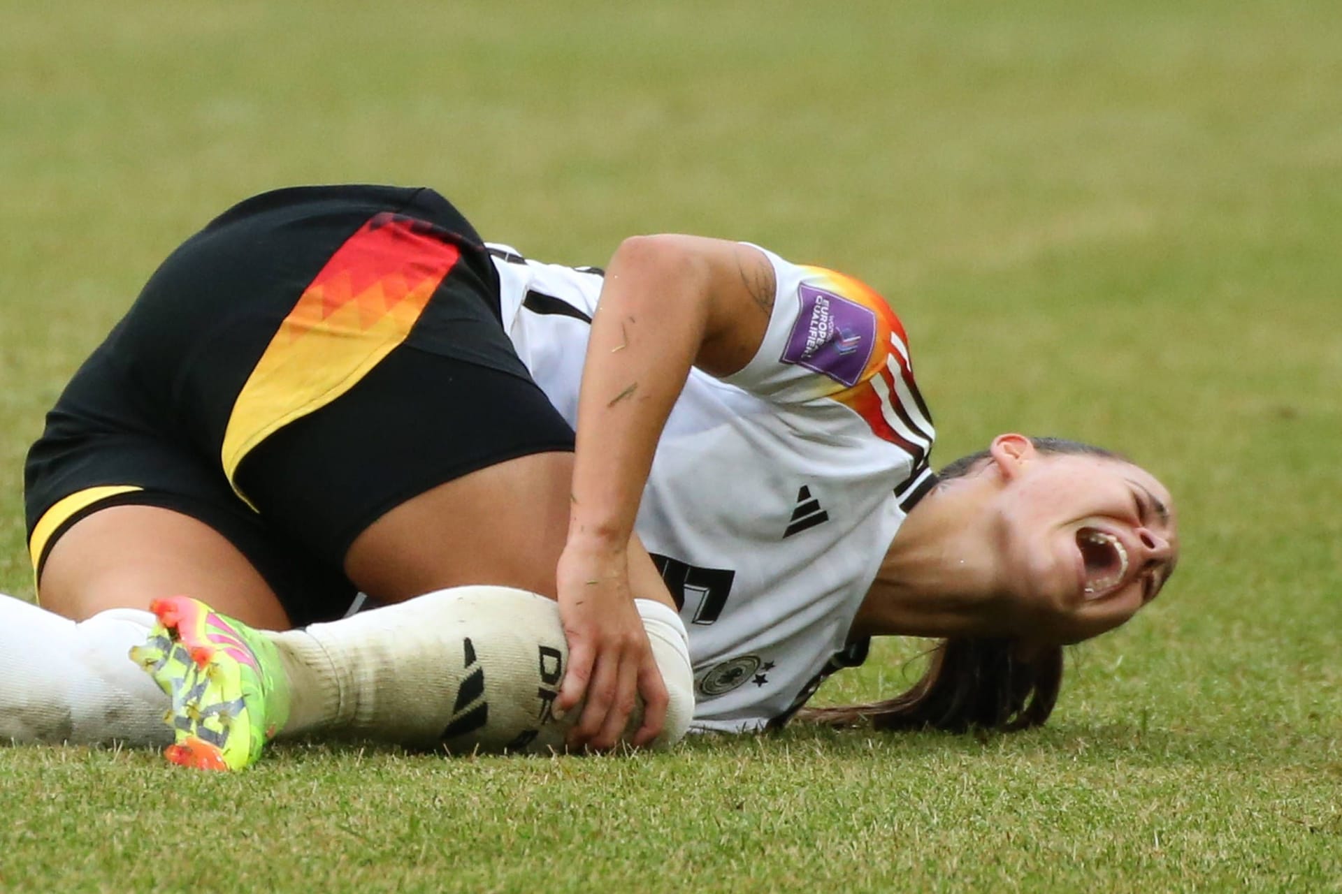 Lena Oberdorf am Boden: Die Mittelfeldakteurin musste im DFB-Spiel gegen Österreich verletzt ausgewechselt werden.