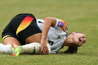 Lena Oberdorf am Boden: Die Mittelfeldakteurin musste im DFB-Spiel gegen Österreich verletzt ausgewechselt werden.
