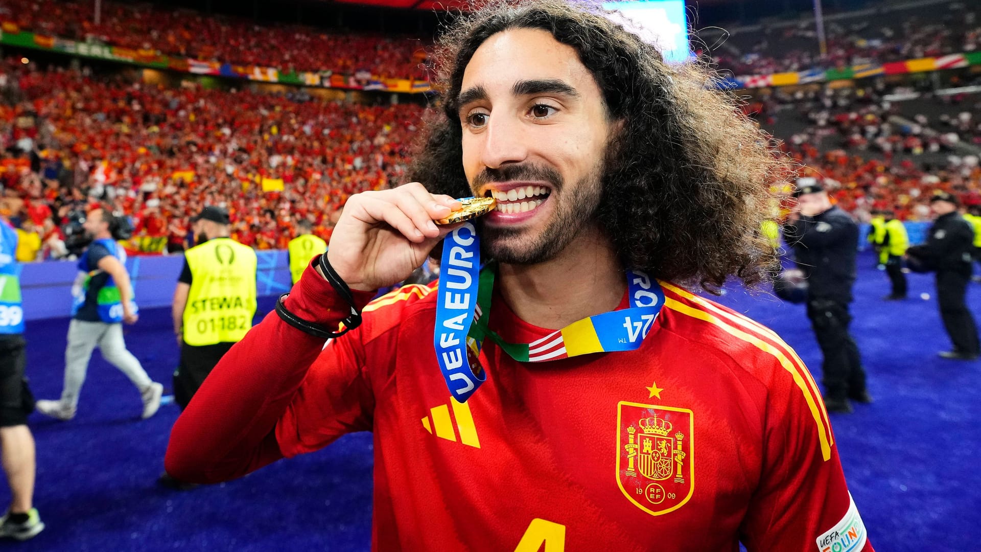 Europameister: Spaniens Marc Cucurella unterzieht die Siegermedaille einem "Test".