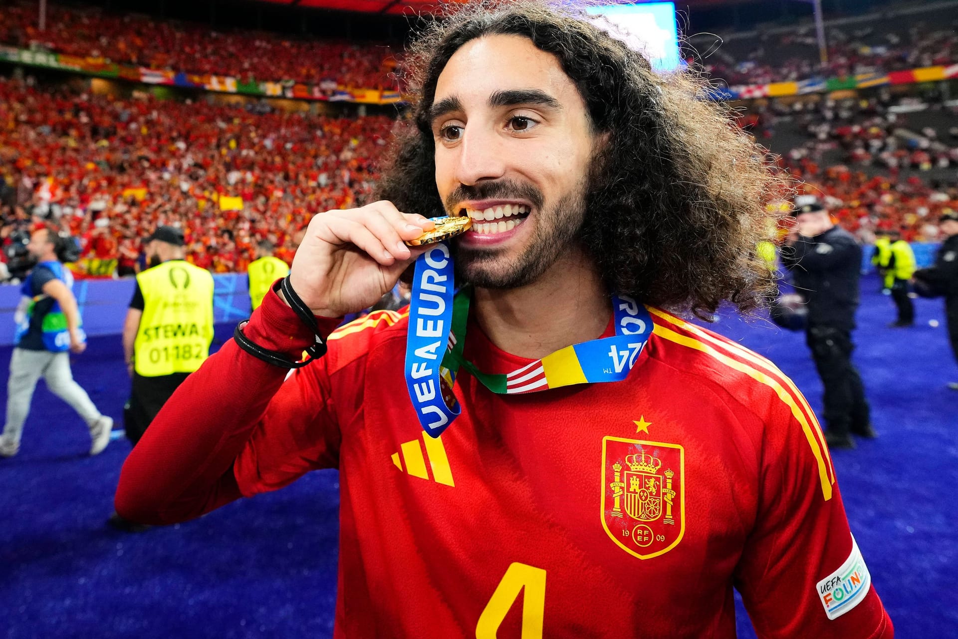 Europameister: Spaniens Marc Cucurella unterzieht die Siegermedaille einem "Test".