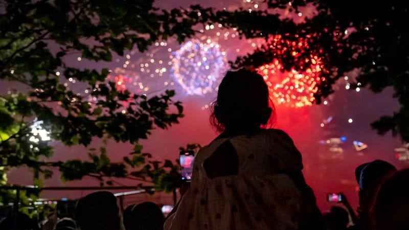 Ein Mädchen sieht sich das Feuerwerk von Macy's zum 4. Juli über New York an.