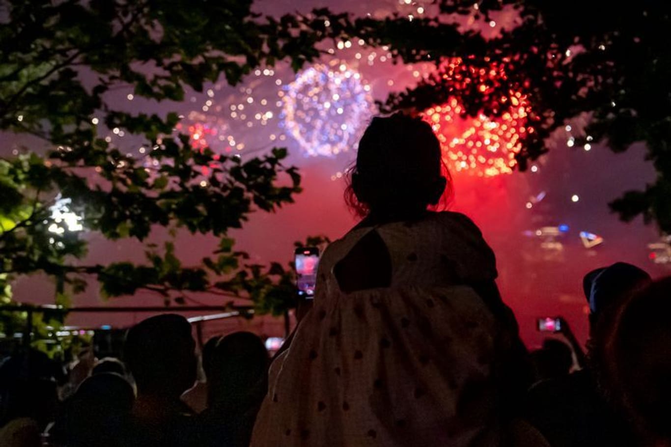 Ein Mädchen sieht sich das Feuerwerk von Macy's zum 4. Juli über New York an.