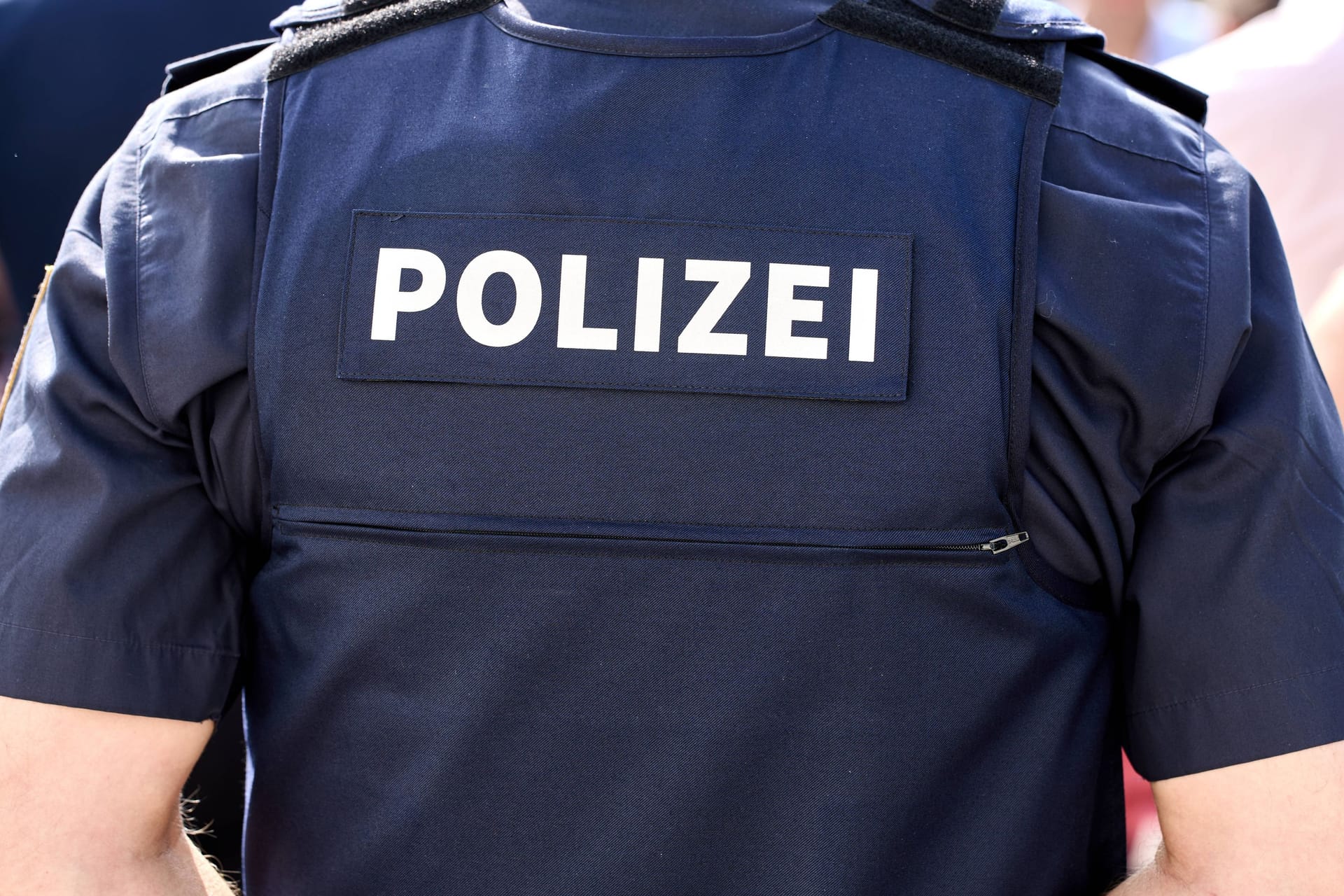 Ein Polizist in Uniform (Symbolbild): Beamte aus Stade haben ein vermisstes Mädchen aus Hamburg gefunden.