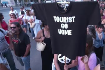 Tausende Mallorquiner protestieren gegen Touristen.