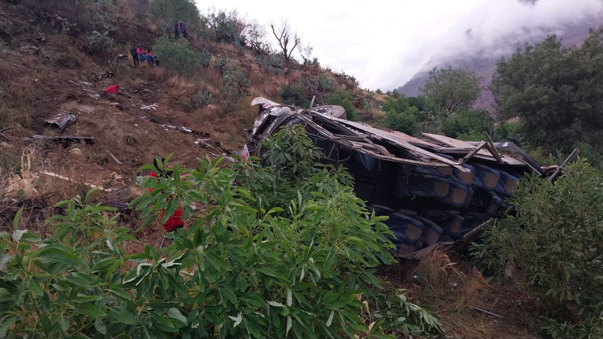 Bus stürzt von Klippe in Peru - Mindestens 20 Tote