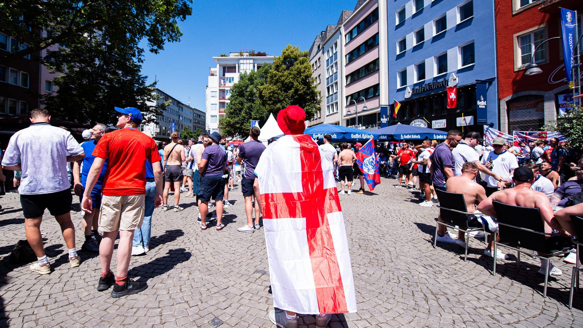 Englische Fans in der Kölner Altstadt: Fußballbegeisterte aus ganz Europa ließen die Kassen in Kölner Kneipen klingeln.