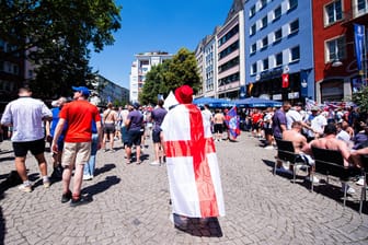 Englische Fans in der Kölner Altstadt: Fußballbegeisterte aus ganz Europa ließen die Kassen in Kölner Kneipen klingeln.