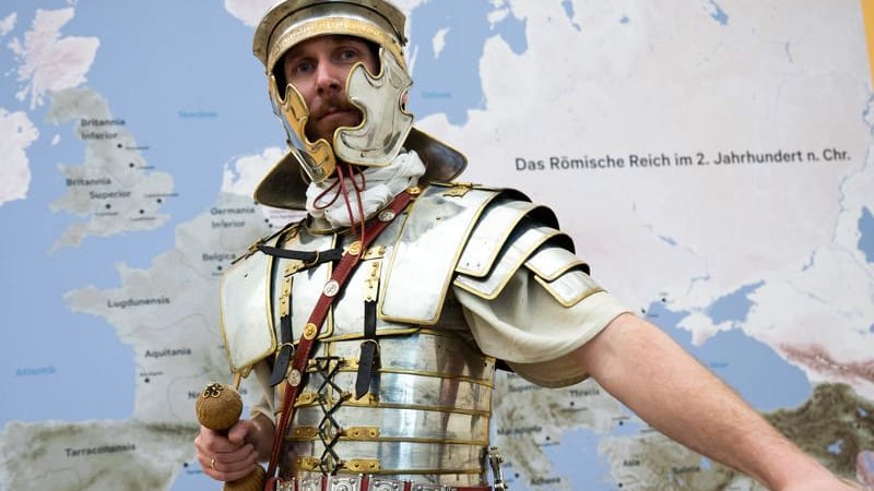 Ein Darsteller in der Rüstung eines römischen Legionärs (Symbolbild): "Limes-Cicerones" sollen römische Geschichte in Köln lebendig machen. Ein Darsteller in der Rüstung eines römischen Legionärs (Symbolbild): "Limes-Cicerones" sollen römische Geschichte in Köln lebendig machen.