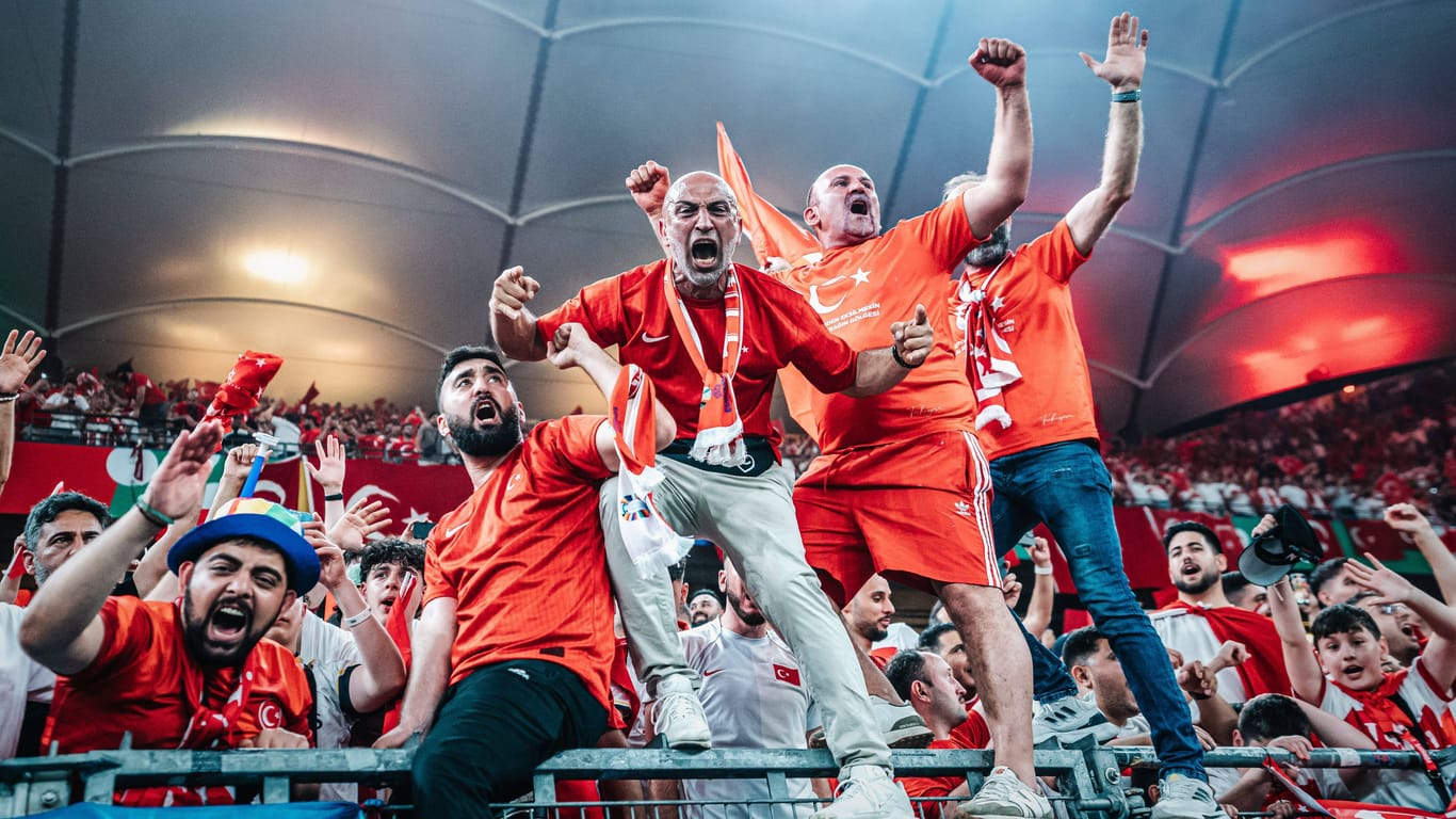 Türkei-Fans in Berlin im Olympiastadion gegen Tschechien: