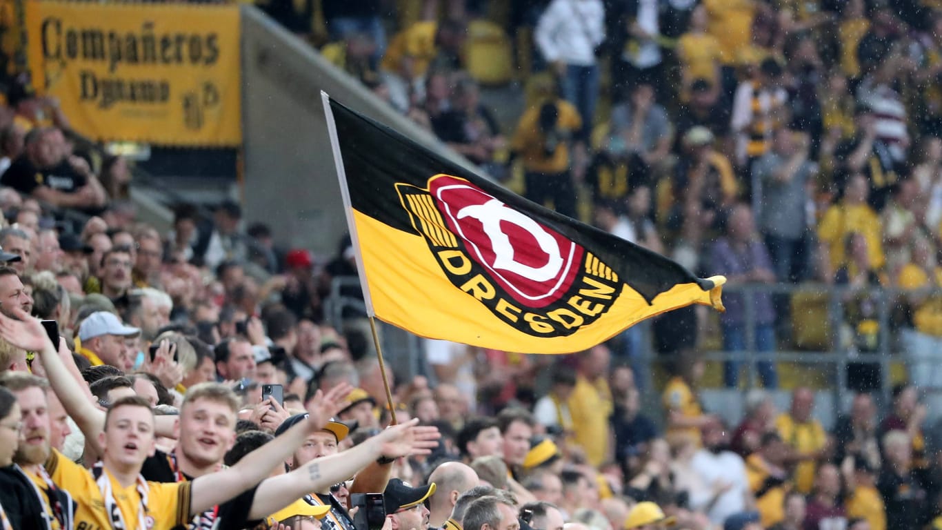 Fans von Dynamo Dresden (Archivbild): Der Verein hat das neue Auswärtsdress präsentiert.