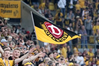 Fans von Dynamo Dresden (Archivbild): Der Verein hat das neue Auswärtsdress präsentiert.