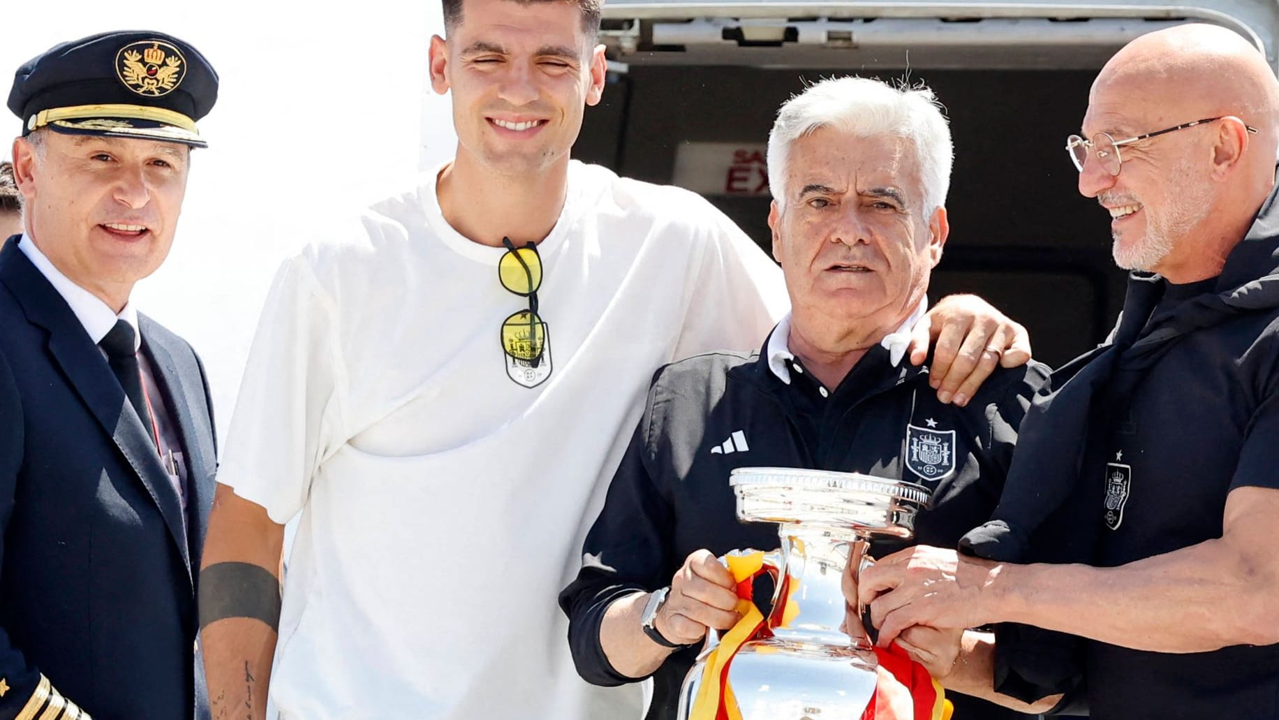 Kapitäne mit Pokal: Vom Flugzeug (l.), von Spaniens Nationalelf, Alvara Morata (2.v.l.), Spaniens Verband, Pedro Rocha (M.), am Flughafen von Madrid.