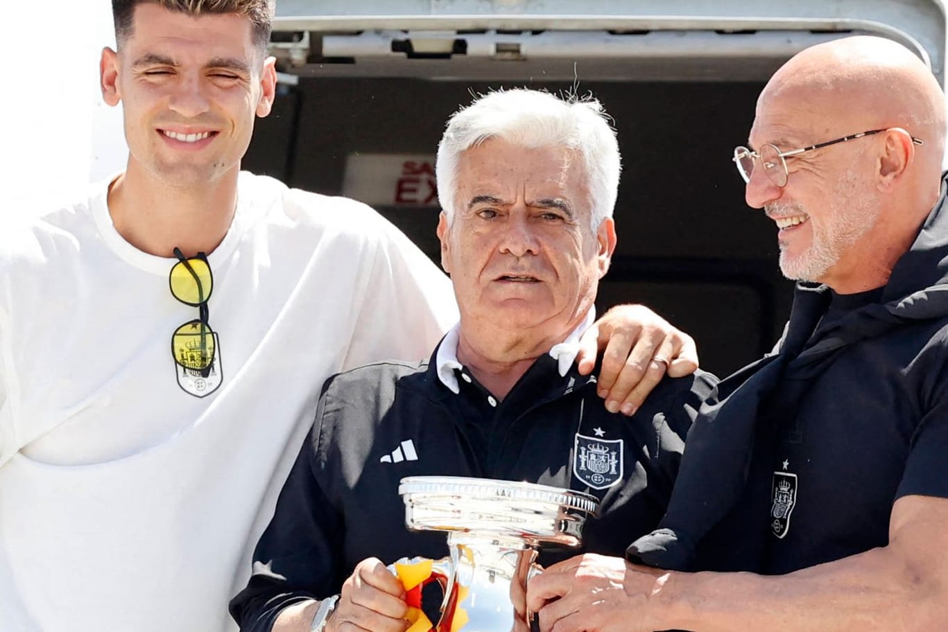 Kapitäne mit Pokal: Vom Flugzeug (l.), von Spaniens Nationalelf, Alvara Morata (2.v.l.), Spaniens Verband, Pedro Rocha (M.), am Flughafen von Madrid.