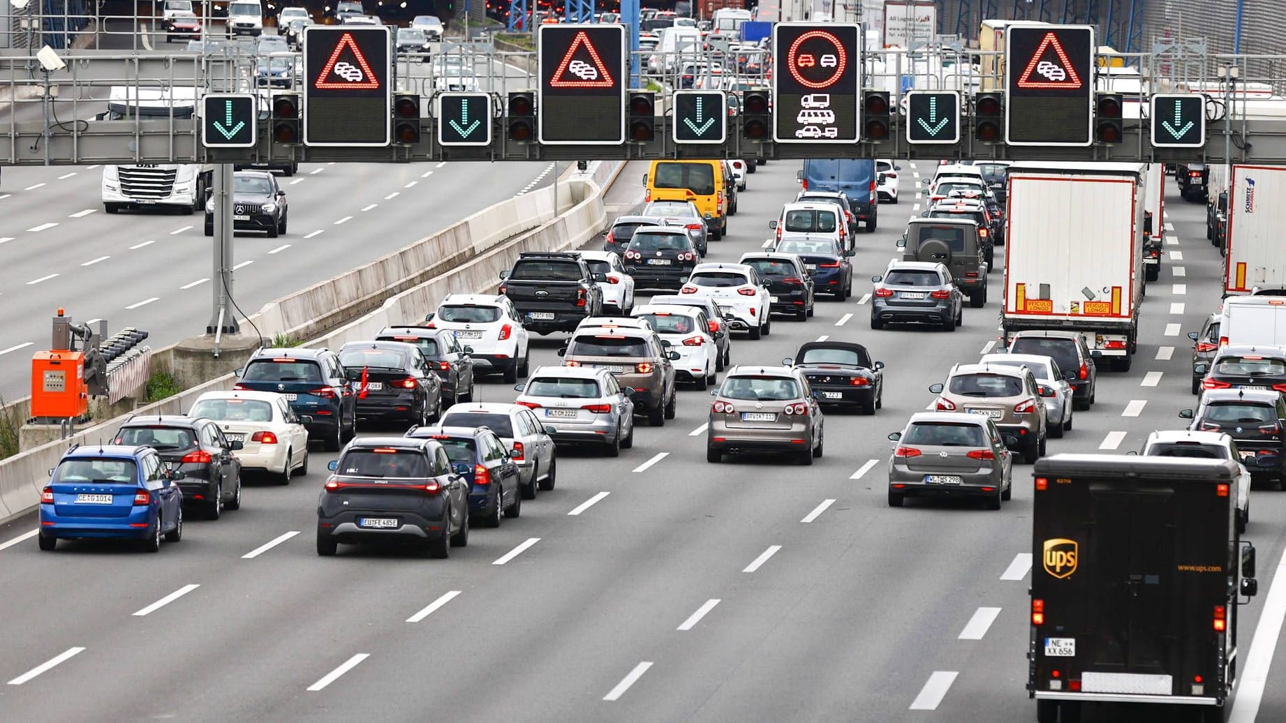 Stau vor dem Elbtunnel auf der A7 (Archivbild): Zur Hauptreisezeit entwickelt sich die Stelle zu einem Verkehrsnadelöhr.