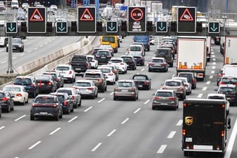 Stau vor dem Elbtunnel auf der A7 (Archivbild): Zur Hauptreisezeit entwickelt sich die Stelle zu einem Verkehrsnadelöhr.