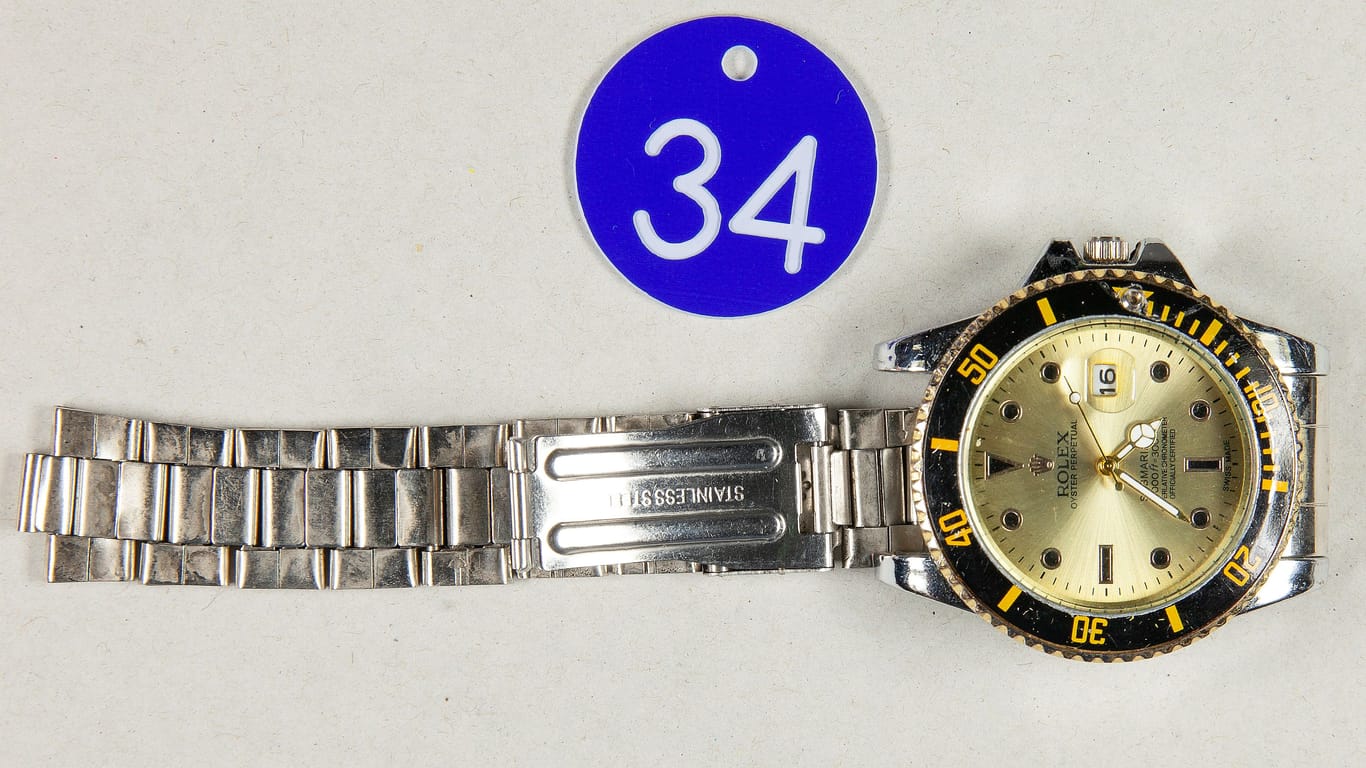 Wem gehört diese Uhr? Die Rolex (Modell Oyster Perpetual Submariner) wird im Netz für bis zu 20.000 Euro angeboten.