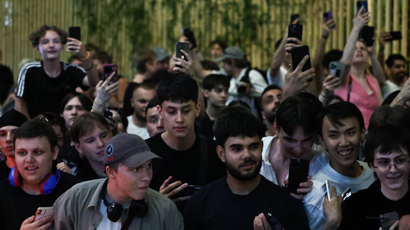 Fans und Journalisten warten vor einem Moskauer Nobel-Hotel auf die Ankunft Kanye Wests.