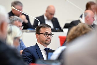 Jan Redmann (M), Brandenburger CDU-Fraktionsvorsitzender, sitzt während der Sondersitzung zum Zweiten Gesetz zur Änderung des Haushaltsgesetzes: