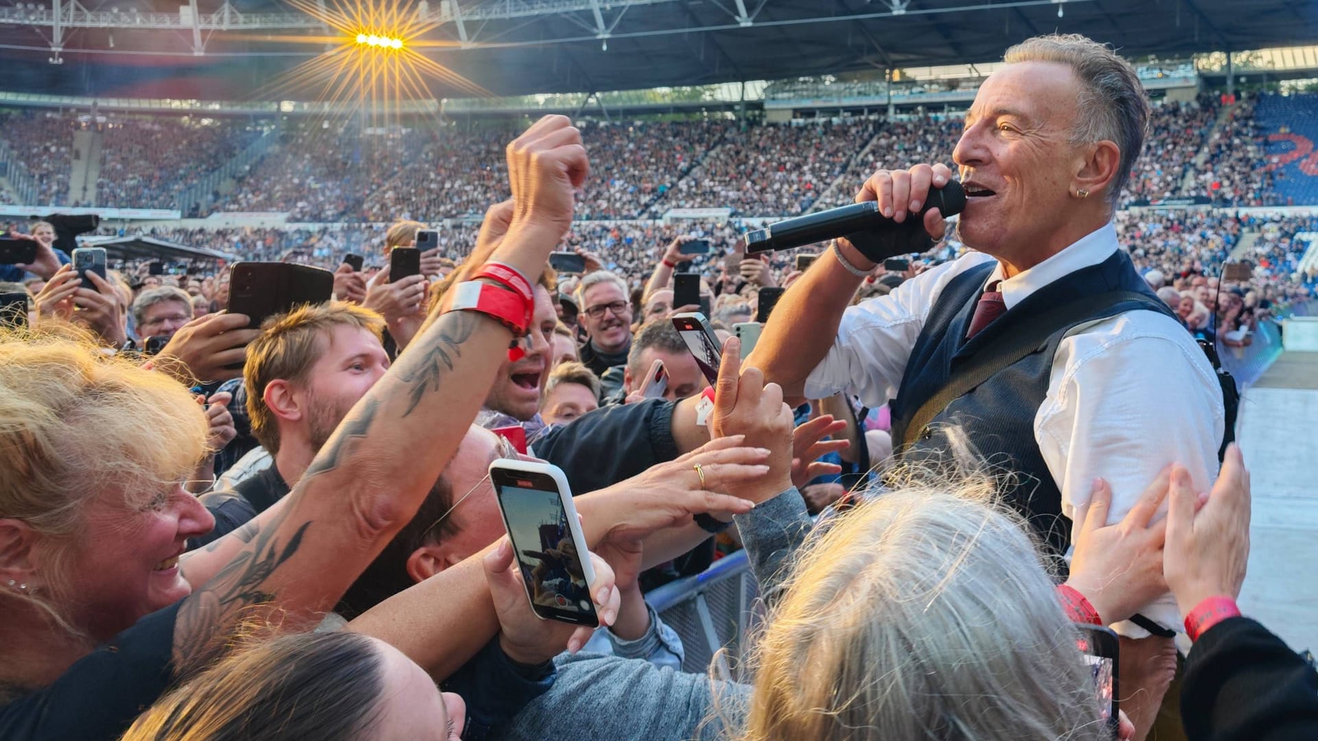 Bruce Springsteen bei seinem einzigen Konzert in Deutschland: Der US-Superstar war Anfang Juli in Hannover zu Gast.