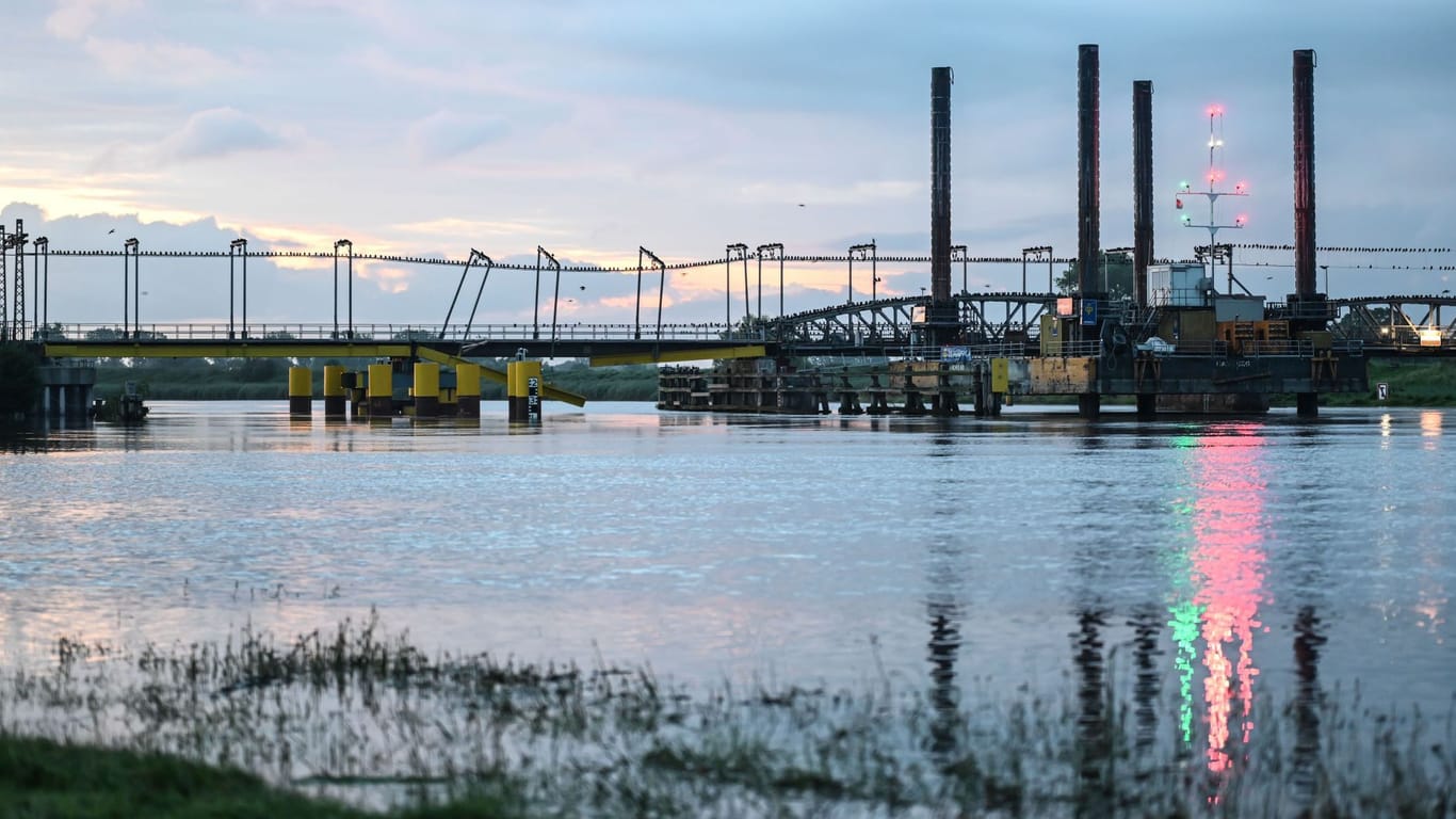 Die beschädigte Eisenbahnbrücke über die Hunte im Landkreis Wesermarsch. Vorerst muss der Bahnverkehr über das Bauwerk eingestellt werden – Ausgang ungewiss.