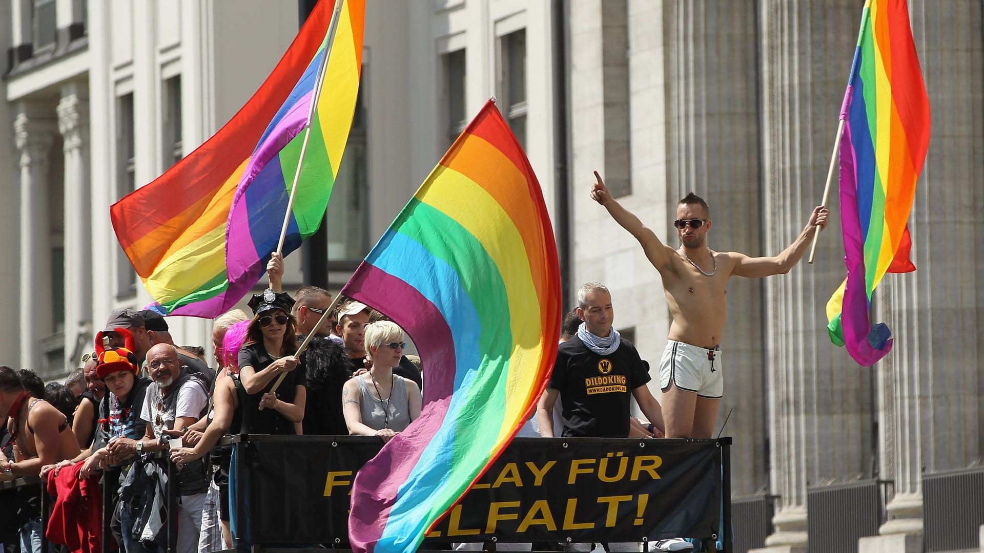 Der CSD in Berlin (Symbolbild): Dieses Jahr soll das Wetter wechselhaft werden.