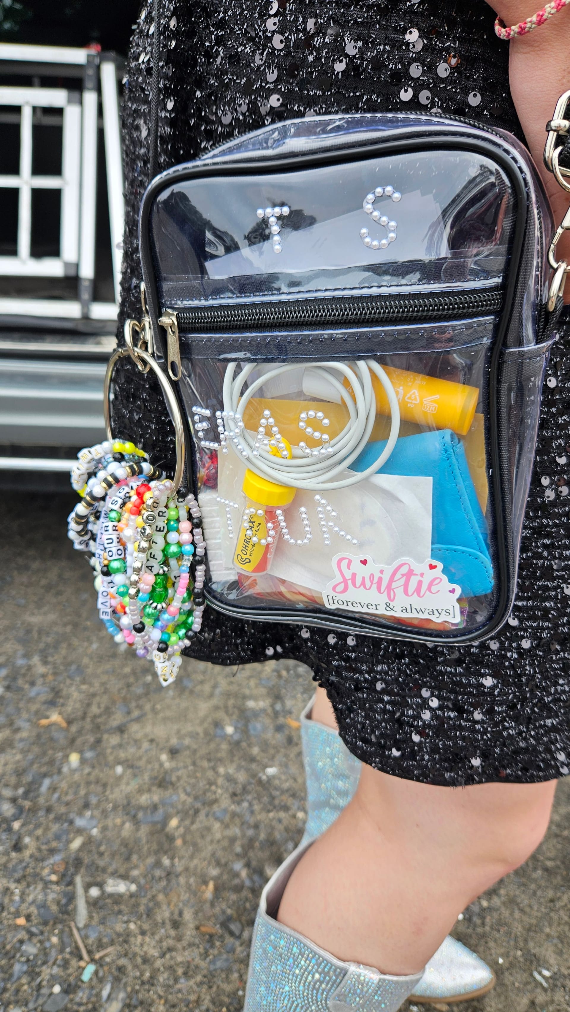 An den Taschen der Taylor-Fans waren ebenfalls zahlreiche Armbänder zu sehen. An den Taschen der Taylor-Fans waren ebenfalls zahlreiche Armbänder zu sehen.
