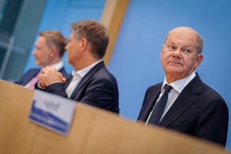 Bundeskanzler Olaf Scholz (SPD) mit Finanzminister Christian Lindner (FDP) und Wirtschaftsminister Robert Habeck (Grüne): Die Ampel fordert mehr Leistungsbereitschaft.