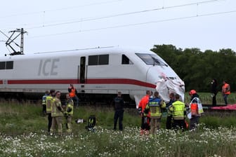 Radfahrer von einem Zug erfasst und tödlich verletzt