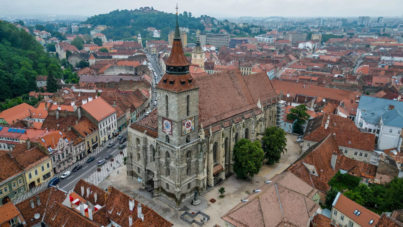 Blick auf die historische Innenstadt von Brașov mit der Schwarzen Kirche im Zentrum.