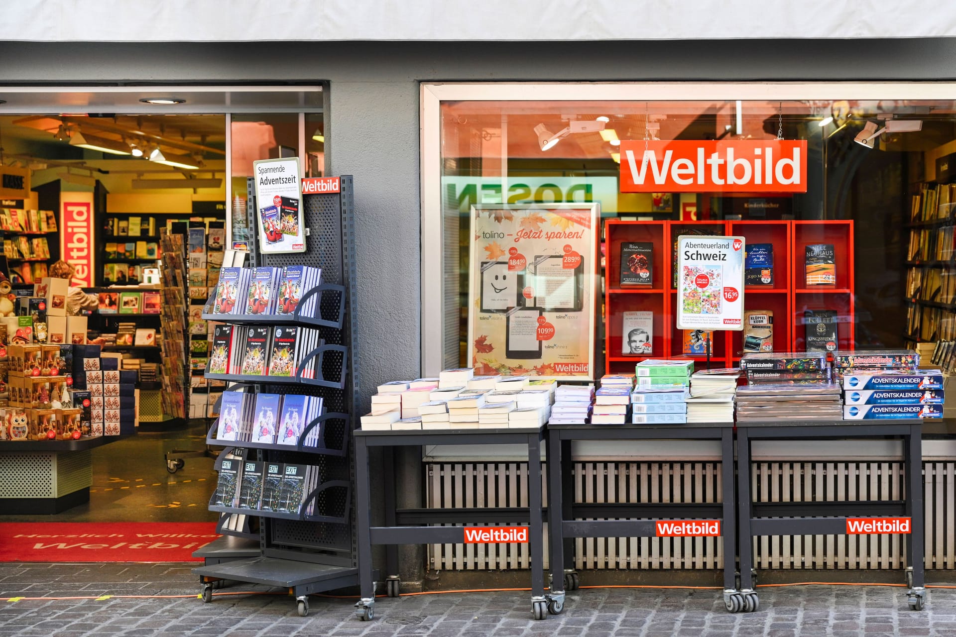 Ein Weltbild-Geschäft (Archivbild): Die Pleite des Medienhändlers hat Auswirkungen auf dessen Tochterfirmen.