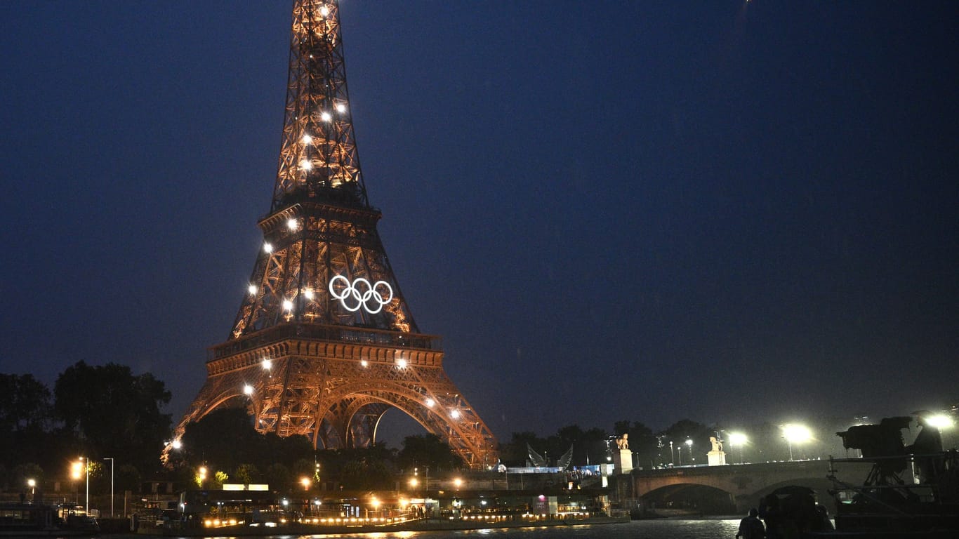 Der Eiffelturm in Paris: Ein Besuch der Sehenswürdigkeit wird zwei Sportlern zum Verhängnis.