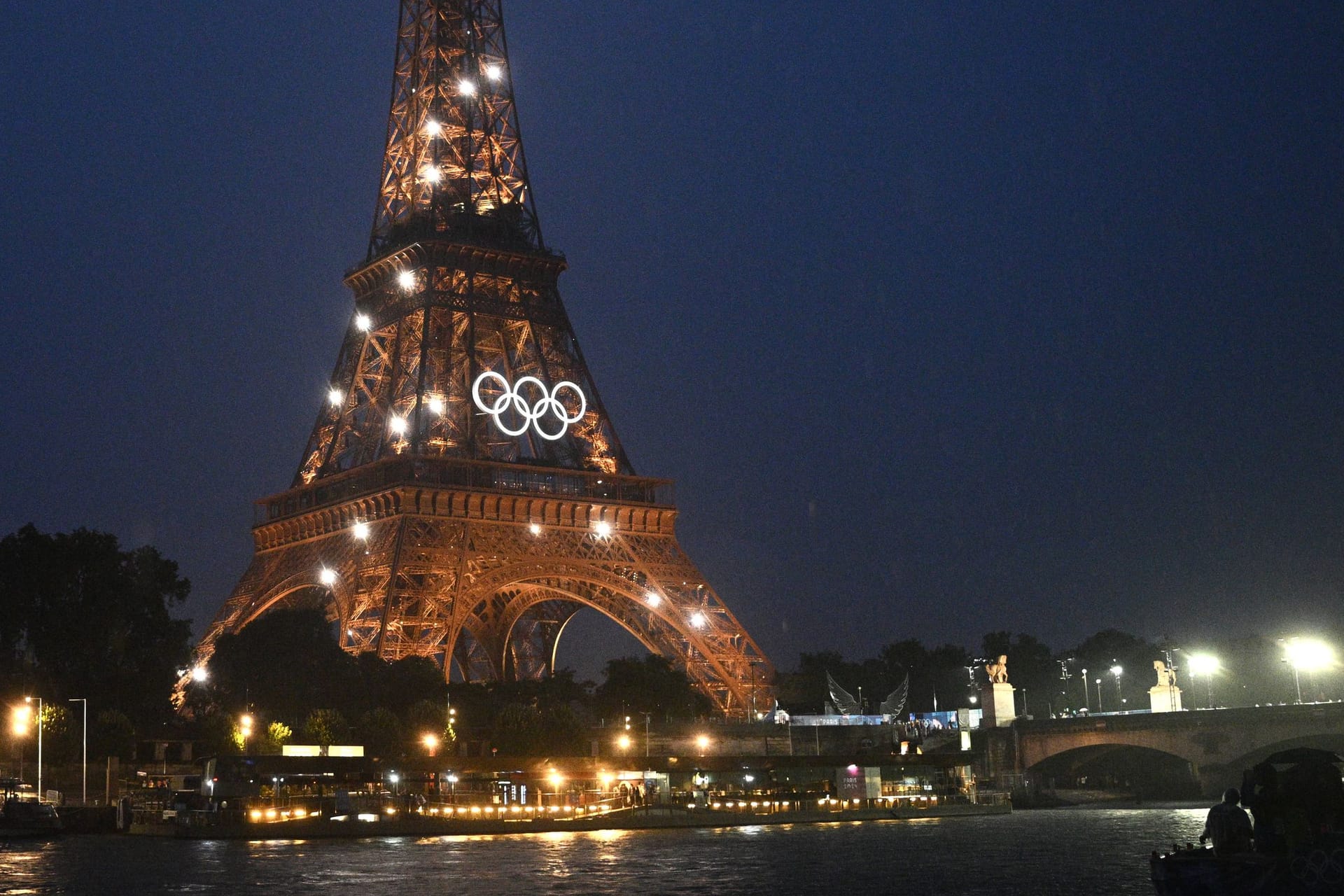 Der Eiffelturm in Paris: Ein Besuch der Sehenswürdigkeit wird zwei Sportlern zum Verhängnis.