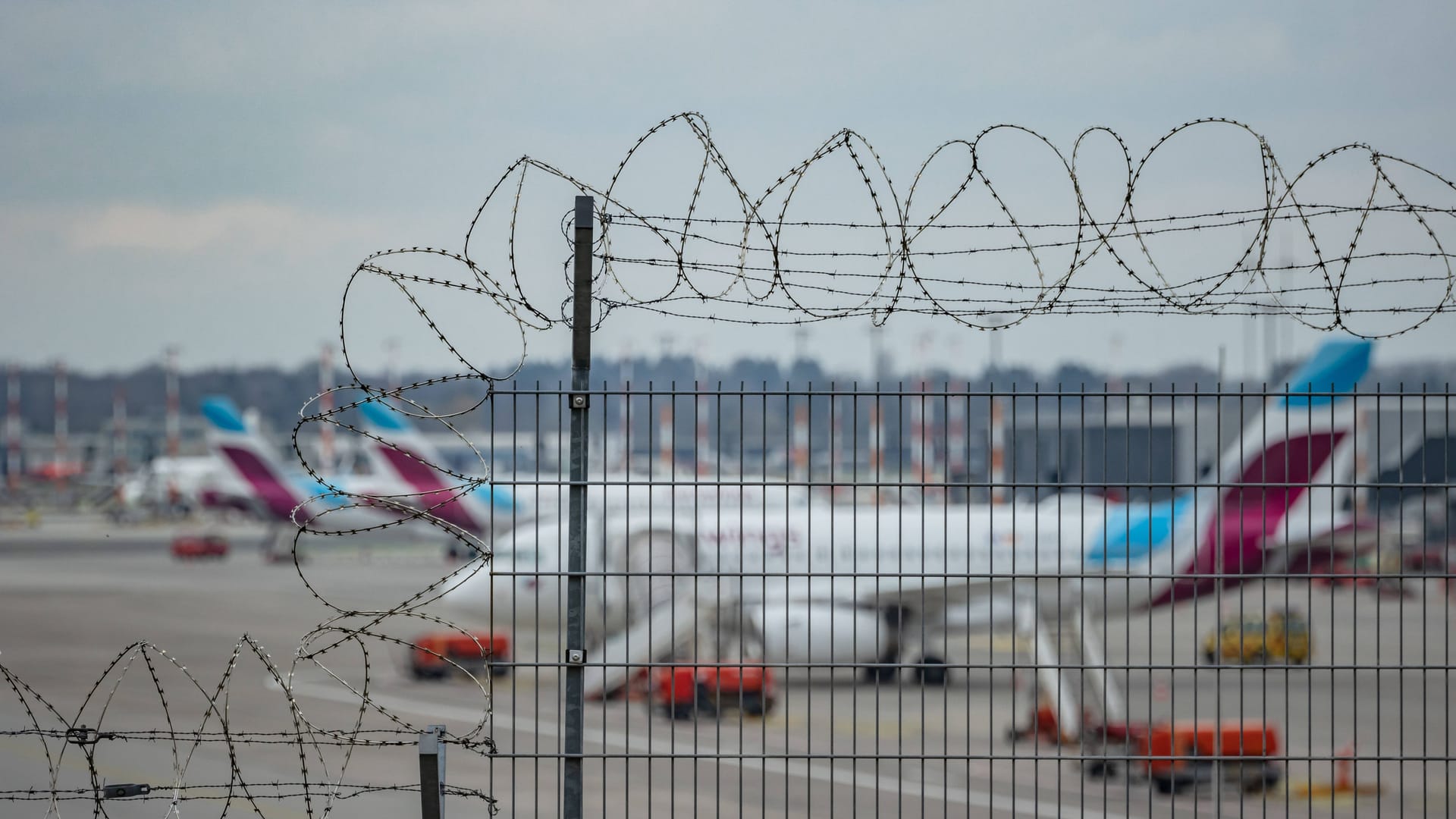 Flughafen Hamburg: Eurowings-Flieger parken auf dem Rollfeld.