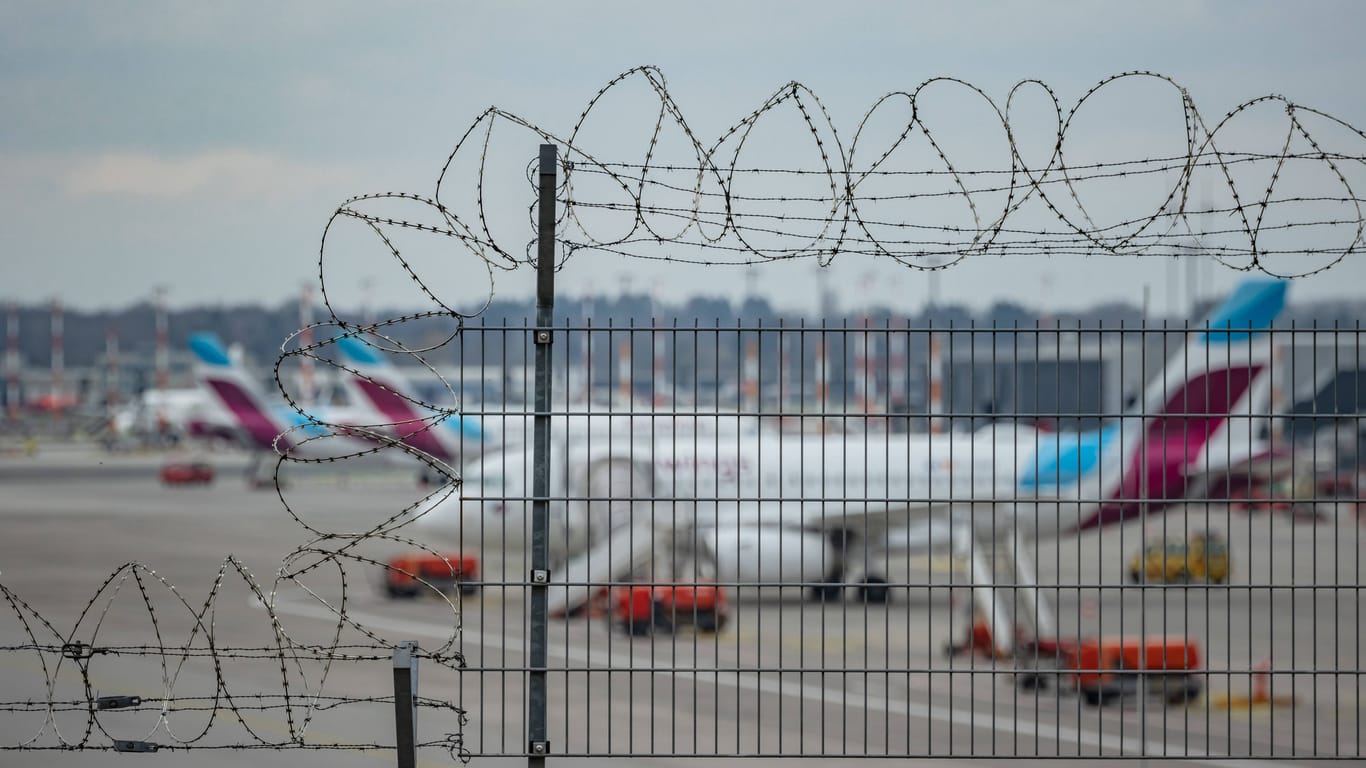 Flughafen Hamburg: Eurowings-Flieger parken auf dem Rollfeld.